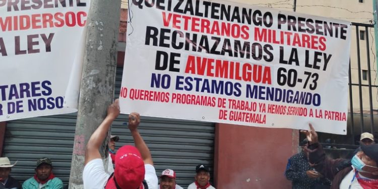 Veteranos militares manifestaron en la sede del Congreso de la República