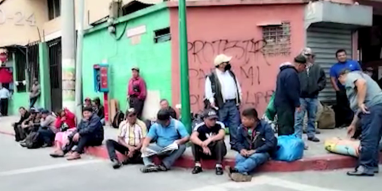 Veteranos militares permanecen a inmediaciones del Congreso, demandando compensaciones económicas