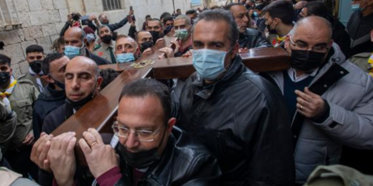 Vía crucis concurrido conmueve a una Jerusalén apagada por la pandemia