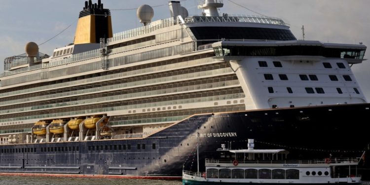 Viaje de terror a bordo de un crucero azotado por olas gigantes en medio de una tormenta