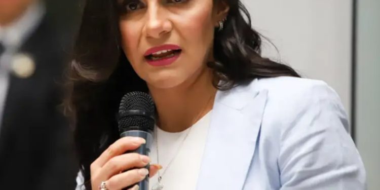 Vicepresidenta de Ecuador denuncia a Noboa ante Tribunal