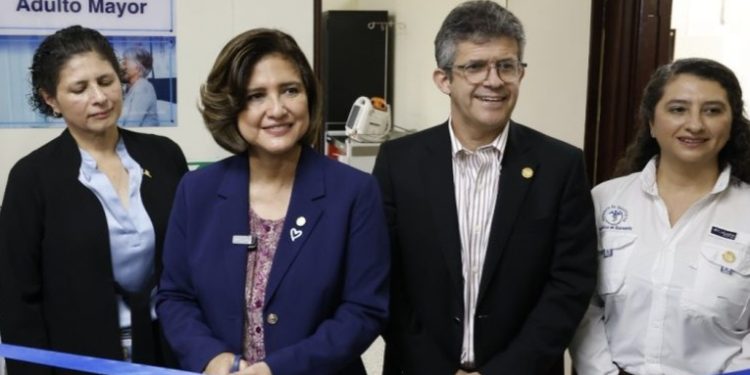 Vicepresidenta Karin Herrera inaugura nueva Clínica del Adulto Mayor en el Hospital Roosevelt