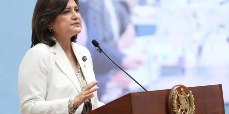 Vicepresidenta Karin Herrera pide acción urgente tras reportarse 252 muertes maternas en 2024