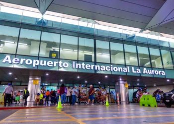 Vicepresidenta Karin Herrera supervisa protocolos en recepción de migrantes deportados en el Aeropuerto La Aurora