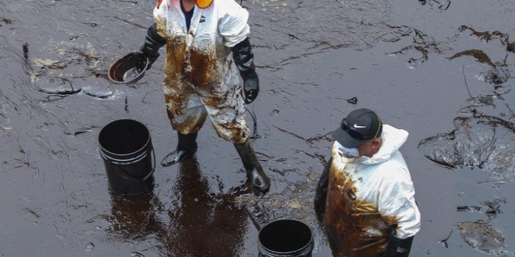 Víctimas del derrame de crudo en Perú presentarán una demanda millonaria contra Repsol ante La Haya