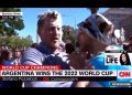 VIDEO: Aficionados argentinos impiden a un periodista de CNN cubrir los festejos en Buenos Aires