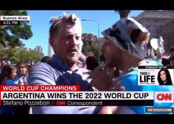 VIDEO: Aficionados argentinos impiden a un periodista de CNN cubrir los festejos en Buenos Aires