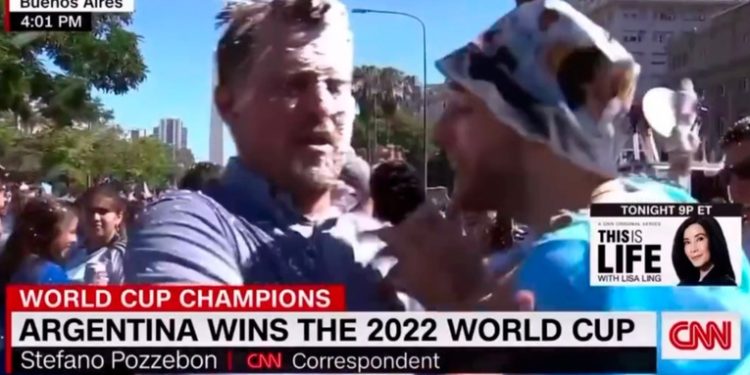 VIDEO: Aficionados argentinos impiden a un periodista de CNN cubrir los festejos en Buenos Aires