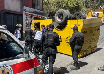 VíDEO: Así­ volcó el transporte de valores en Santa Catarina Pinula