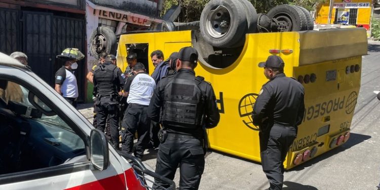 VíDEO: Así­ volcó el transporte de valores en Santa Catarina Pinula