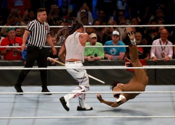 VIDEO: Bad Bunny protagoniza una épica pelea de la WWE con palos y sillas