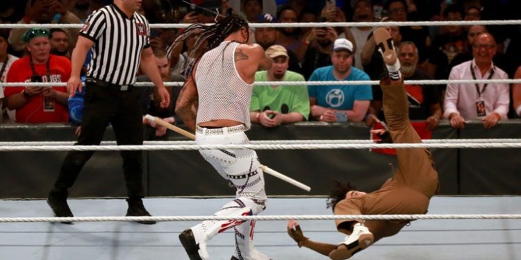 VIDEO: Bad Bunny protagoniza una épica pelea de la WWE con palos y sillas