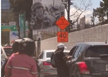 VíDEO: Delincuente asalta a un conductor en pleno tráfico