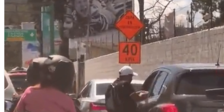 VíDEO: Delincuente asalta a un conductor en pleno tráfico