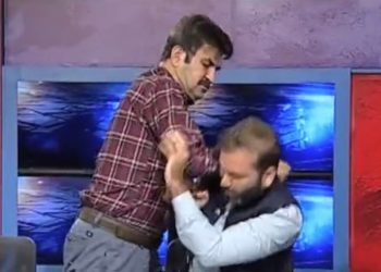 VIDEO: Dos políticos pakistaníes se enfrentan a golpes en un programa de televisión en vivo