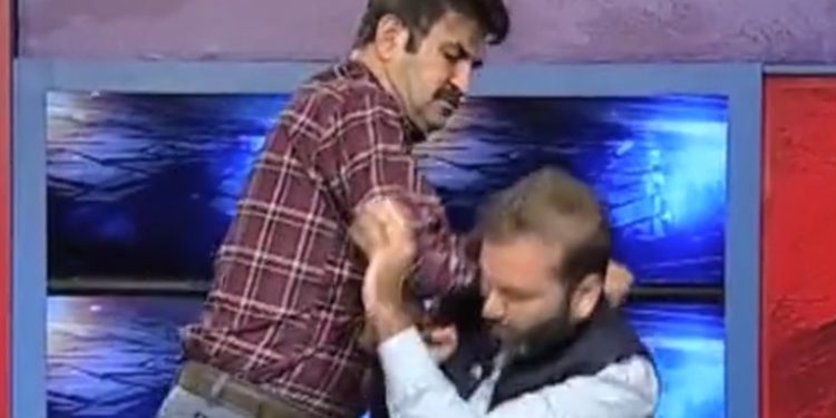 VIDEO: Dos políticos pakistaníes se enfrentan a golpes en un programa de televisión en vivo