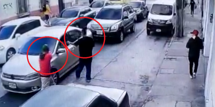 VíDEO: Evidencian asalto contra conductor que fue a mano armada
