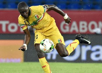 VIDEO: Futbolista africano sufre un infarto y se desploma en un partido de la Liga de Catar