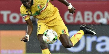 VIDEO: Futbolista africano sufre un infarto y se desploma en un partido de la Liga de Catar