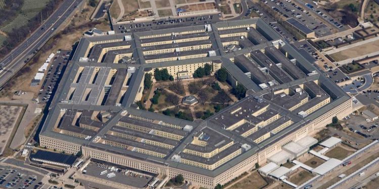 (VíDEO) Imágenes del arresto del presunto autor de las filtraciones del Pentágono