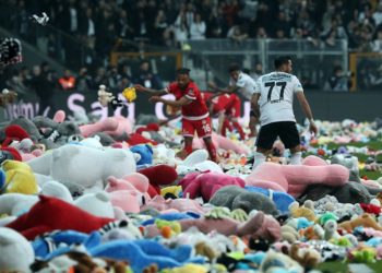 VíDEO: Lluvia de osos de peluche para los niños que sufrieron el terremoto de Turquí­a