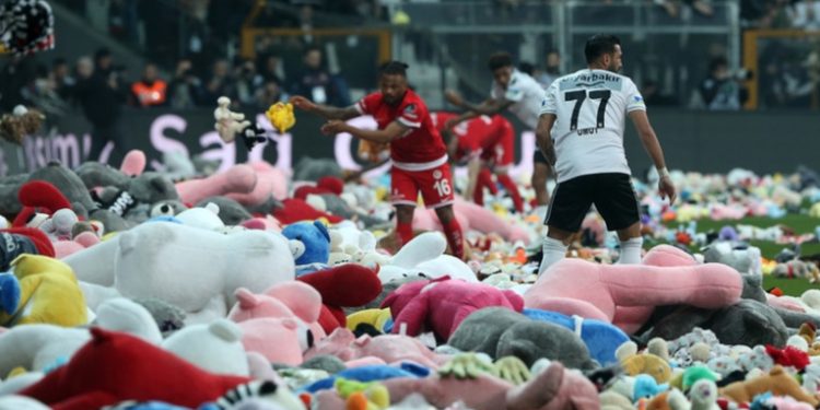 VíDEO: Lluvia de osos de peluche para los niños que sufrieron el terremoto de Turquía