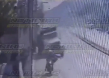 VíDEO: Motorista se salva de perder la vida por un camión