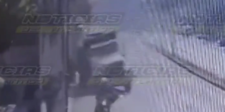 VíDEO: Motorista se salva de perder la vida por un camión