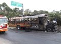 VíDEO: Pobladores queman autobús que atropelló a motorista