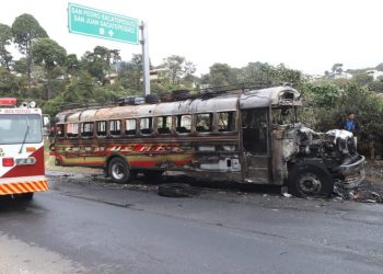 VíDEO: Pobladores queman autobús que atropelló a motorista