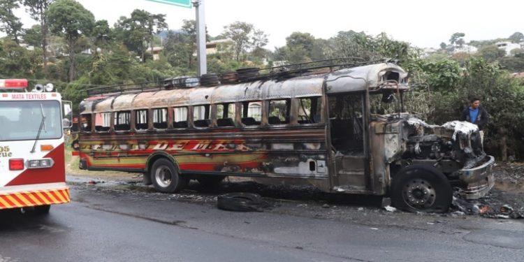 VíDEO: Pobladores queman autobús que atropelló a motorista