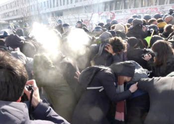 VíDEO: Recolectores de basura de Parí­s se enfrentan a la Policí­a en protestas antigubernamentales
