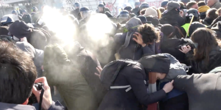 VíDEO: Recolectores de basura de París se enfrentan a la Policía en protestas antigubernamentales