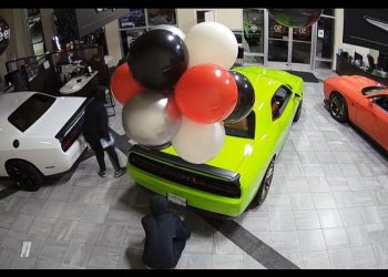 VíDEO: Robo de pelí­cula: delincuentes se llevan autos de lujo en 40 segundos