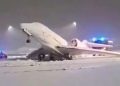 VIDEO: Un avión se congela en una pista de aterrizaje en Alemania