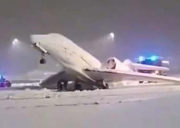 VIDEO: Un avión se congela en una pista de aterrizaje en Alemania