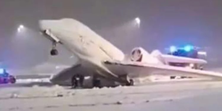 VIDEO: Un avión se congela en una pista de aterrizaje en Alemania