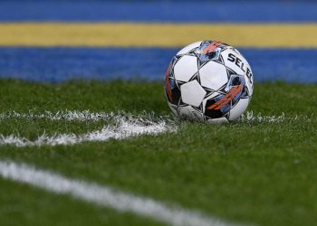 VIDEO: Un equipo de fútbol femenino ataca a un árbitro por no concederle un penalti en ífrica