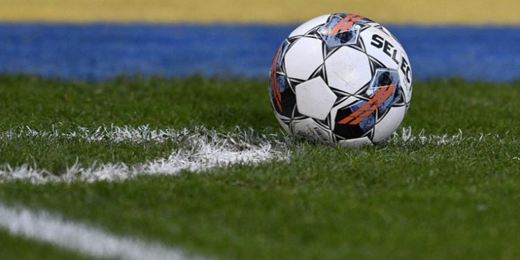 VIDEO: Un equipo de fútbol femenino ataca a un árbitro por no concederle un penalti en ífrica