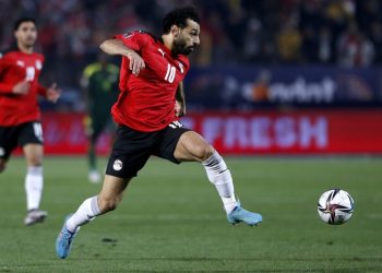VIDEO: Un grupo de hinchas 'ataca' con punteros láser a Mohamed Salah y este falla un penalti decisivo en la eliminatoria para el Mundial