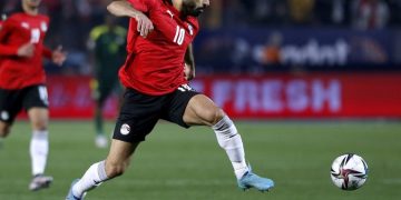 VIDEO: Un grupo de hinchas 'ataca' con punteros láser a Mohamed Salah y este falla un penalti decisivo en la eliminatoria para el Mundial