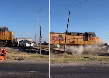 VIDEO: Un tren de carga embiste violentamente una camioneta que acababa de chocar contra otro vehí­culo