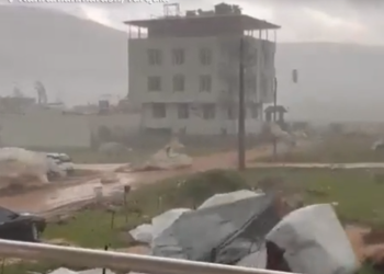 VíDEO: Una tormenta arrasa un campamento de damnificados del terremoto en Turquí­a