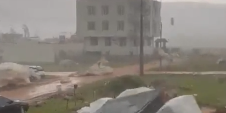 VíDEO: Una tormenta arrasa un campamento de damnificados del terremoto en Turquía