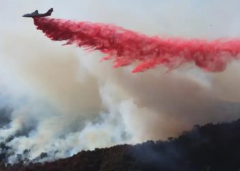 Vientos reavivan incendios en Los Ángeles, 16 desaparecido