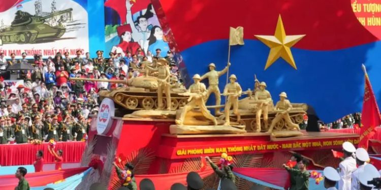 Vietnam celebra los 50 años de la toma de Saigón