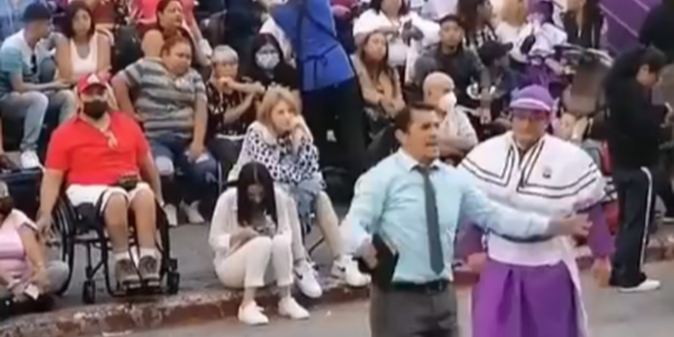 Viral: Pastor interviene en procesión a minutos del cortejo en el Palacio Nacional