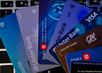 Visa y Mastercard suspenden operaciones en Rusia.