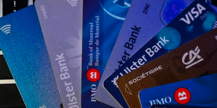 Visa y Mastercard suspenden operaciones en Rusia.