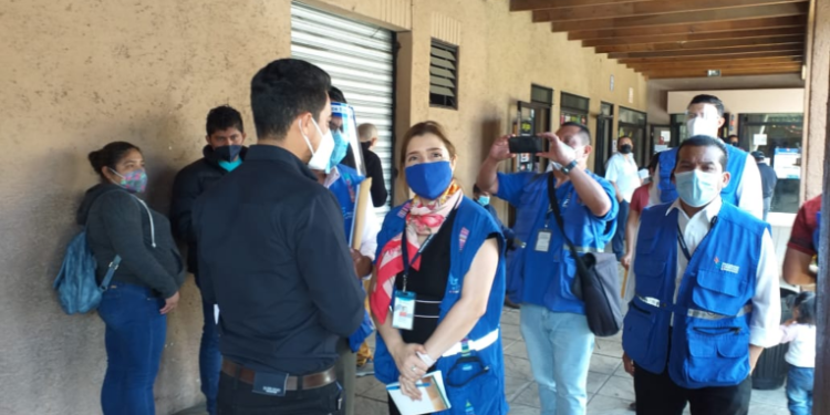 Visita sorpresa de autoridades al Centro de Emisión de Pasaportes de la zona 4